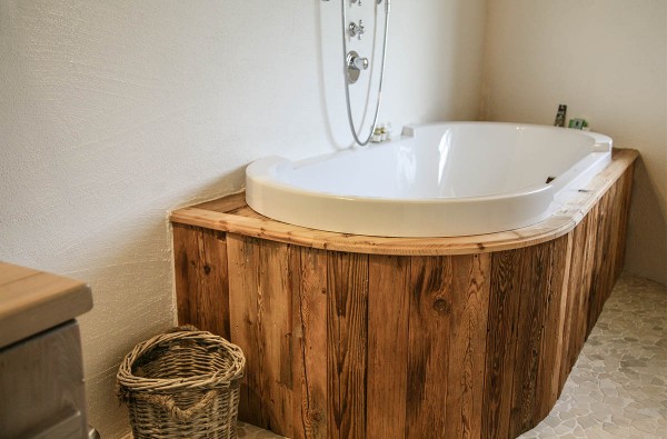 Rustikal-edle Holzverkleidung für eine Badewanne